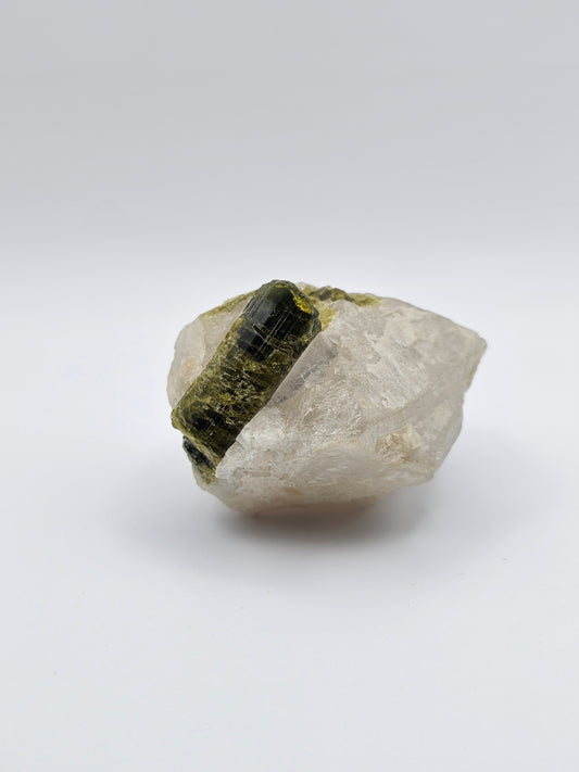 Groene Toermalijn op kwarts